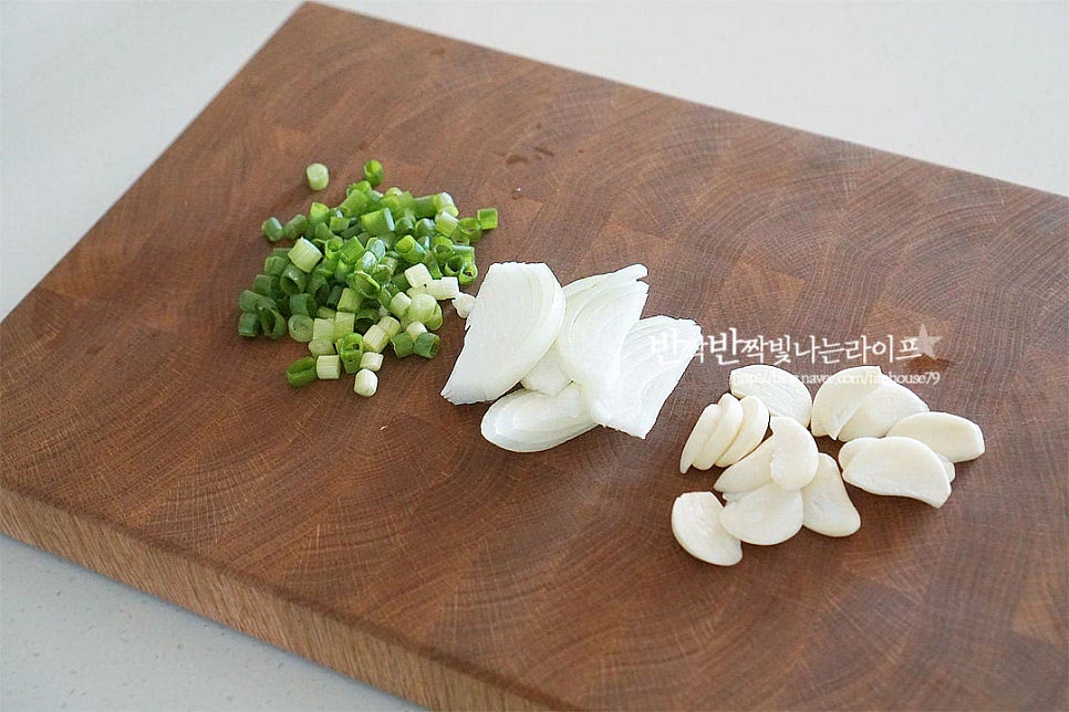 마늘은 편으로 썰어주고 양파는 채 썰어줍니다. 향긋하게 어울리는 쪽파는 송송 썰어주세요. 부재료는 입맛에 따라 다채롭게 첨가해 주세요.