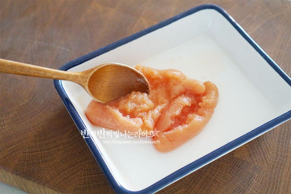 명란젓은 염도에 따라 양을 조절해 주셔야 너무 짜지 않게 요리할 수 있어요. 저염 명란 작은 것 2덩이를 넣었는데 짠맛이나 크기에 따라 준비해 주세요. 가운데로 칼집을 넣고 알만 먹기 좋게 발라줍니다.
