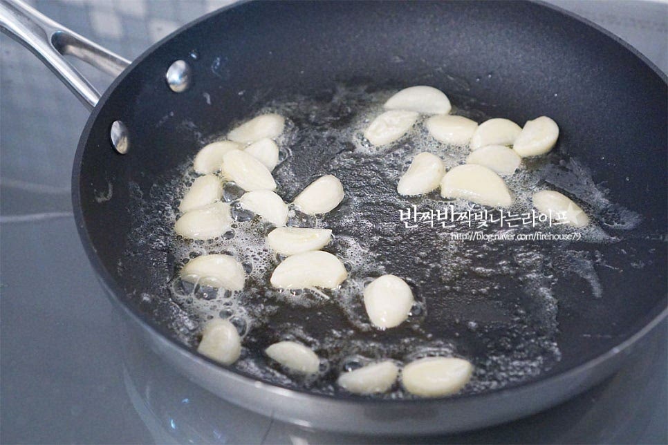 달군 팬에 버터 1 큰 술을 녹인 뒤 편으로 썬 마늘을 볶아 향을 내어줍니다. 버터는 타기 쉬우므로 불을 조절해 주세요. 마늘의 향긋함이 올라오면 채 썬 양파도 함께 볶아줍니다. 양파가 투명 빛이 돌면 손질한 명란을 넣어줍니다. 마지막에 플레이팅으로 올려줄 것은 조금 덜어두고 넣었습니다. 알알이 튀어 오르기 때문에 불을 낮추어 버터 향이 어우러질 정도로 가볍게 볶아줍니다.