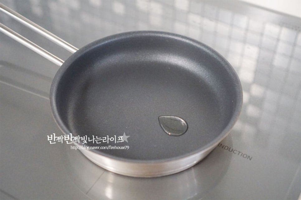 폭신폭신한 식감을 위해 조금 두툼하게 구워줄 것인데요. 핫케이크를 굽는 법은 작고 얇게 굽거나 오늘 알려드리는 것과 같이 두툼하게 굽는 방법이 있어요. 먼저 은은하게 달군 팬에 식용유를 아주 약간 뿌려 기름 코팅을 하여 줄 것인데요. 기름이 뭉치지 않도록 키친타월로 팬에 식용유를 흡수할 수 있도록 닦아줍니다. 고르게 코팅해 주어야 구웠을 때 먹음직스러운 갈색빛으로 얼룩이 지지 않게 곱게 구울 수 있어요.