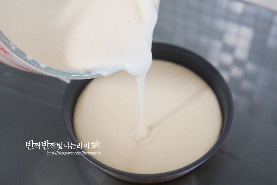 팬에 반죽을 넣어줍니다. 두툼하게 구울 것이라 지름이 작은 팬에 1/2 정도 넣고 구워주었는데 팬켸이크를 얇게 굽는다면 조금씩 양을 조절해가며 넣어주면 됩니다. 얇게 구울 땐 그대로 굽고, 두툼하게 구울 땐 속까지 잘 구워질 수 있도록 뚜껑을 덮어 구워줍니다. 약불에서 4~5분 구워주면 고소한 냄새와 함께 기포가 퐁퐁 올라오는데요. 핫케이크가 부풀어오르면서 잔기포가 많이 생기면서 겉이 노릇한 색감이 나면 그때 뒤집어주면 됩니다. 화력과 팬에 따라 시간을 조절해 주어야 타지 않아요. 뒤집어서 반대편도 속까지 촉촉하게 구워줍니다. 맛있게 구워지면 버터나 메이플 시럽, 과일 등을 곁들여 먹음 부드러운 식감과 달콤 고소한 맛이 잘 어울린답니다. 영상도 같이 담았어요. 팬케이크를 도톰하게 구워서 버터와 시럽을 곁들였더니 달콤하고 촉촉한 맛에 커피나 우유와도 잘 어울리는데요. 간편한 레시피로 만들어 맛볼 수 있어 가벼운 아침식사나 간식으로 즐겨먹기도 좋고요. 믹스를 활용해 간단한 핫케이크 만들기 맛있게 요리해 드세요^^ 끄읕 !