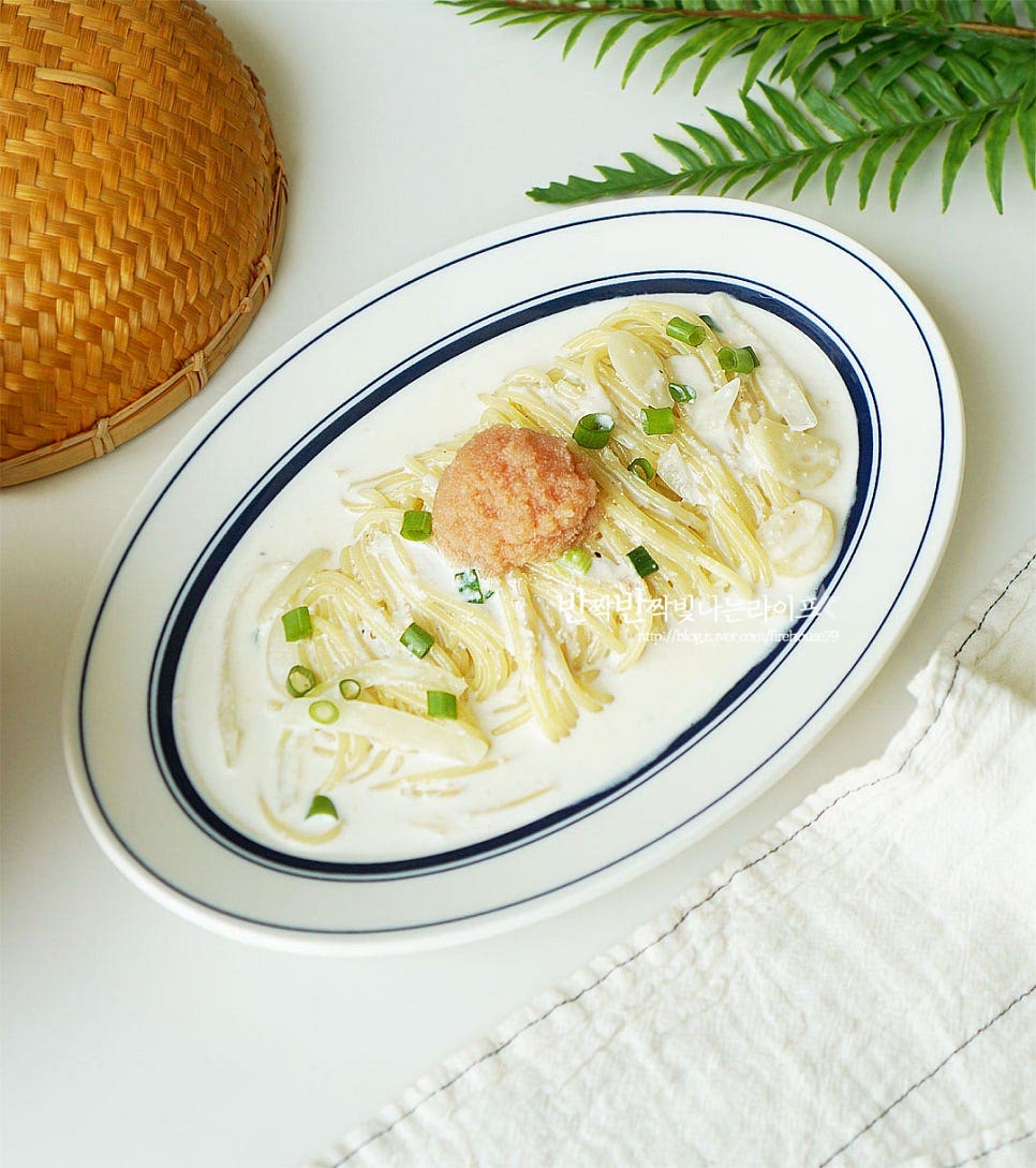 면을 돌돌 말아 그릇에 담은 뒤 소스를 뿌리고 명란을 올려 완성합니다. 영상도 같이 담았어요. 명란의 짭조름한 감칠맛과 부드러운 크림소스가 어우러져 간단한 레시피로 즐길 수 있어요. 고소하고 꾸덕꾸덕한 크림과 명란 맛있게 요리해드세요. 끄읕 !