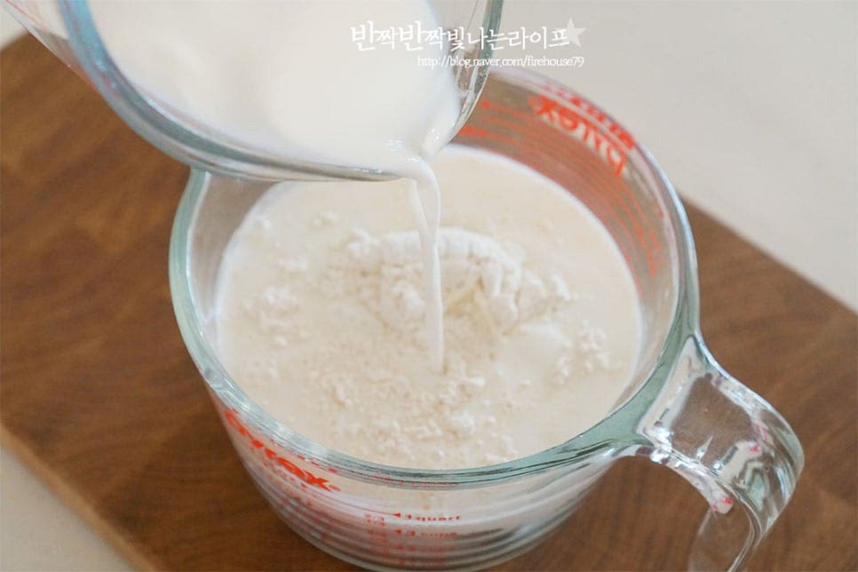 핫케이크믹스는 시판용을 활용하면 간단한데요. 가루 종류마다 우유나 물의 양, 계란이 들어가는 것이 다른데요. 패키지에 적인 양에 맞추어 넣은 뒤 날가루가 보이지 않게 잘 섞어주면 간편하게 요리할 수 있어요. 제가 사용한 가루는 계란이 필요 없어 우유로 농도를 조절하여 주었습니다. 부드러운 식감으로 만들기 위해 덩어리 없이 곱게 잘 풀어가며 섞어줍니다. 너무 묽지도 되직하지도 않은 걸쭉한 정도로 거품기를 들어보았을 때 주르륵 흘러 모양이 유지되었다 풀어지는 걸쭉한 반죽입니다. 박력분을 체에 내리고 버터를 넣어 만드는 방법도 있지만 시판용을 잘 활용하면 맛은 물론 초간단 레시피로 맛볼 수 있어요.