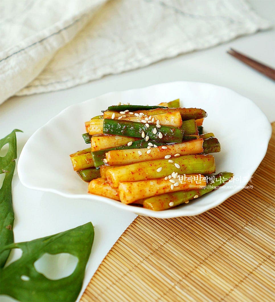 깨를 뿌려 완성하면 색감부터 먹음직스럽죠. 잎마늘무침 한입 먹으면 아작아작 먹는 맛과 먹을수록 향긋하게 매운맛이 별미에요. 영상도 같이 담았어요. 마늘잎과 대는 살짝만 데쳐서 아린맛을 잡아주고 알싸하면서 매운향을 살려 양념에 버무려 완성합니다. 아삭하고 향긋한 맛과 향에 매콤한 감칠맛이 어우러져 한입 먹으면 입맛 돋우는 맛이에요. 간단한 레시피로 맛있는 봄철 풋마늘무침 요리해드세요. 끄읕 !