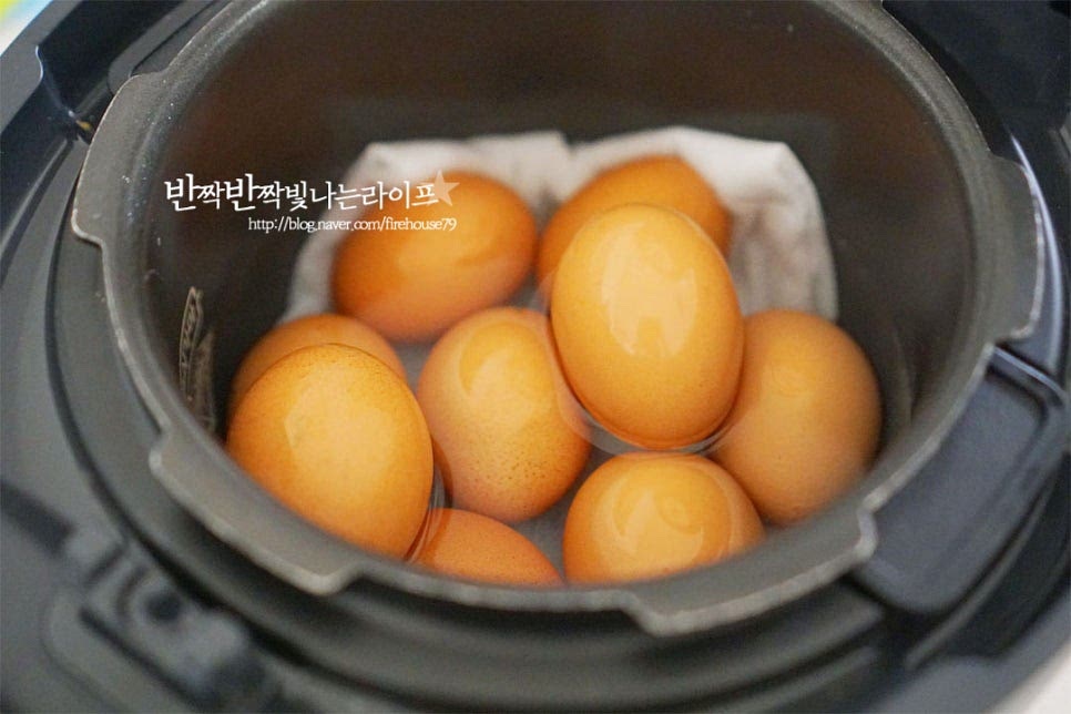 내솥을 넣고 전기밥솥 기능을 활용해 구워줍니다. 만능찜 또는 백미취사 기능을 설정하는데요. 만능찜 90분 또는 취사과정을 2번 정도 반복합니다. 1시간 이상은 구워주셔야 진한 색이 나고 맛과 향이 더 좋습니다. 만능찜으로 60분 돌린 뒤 고르게 구워질 수 있도록 위치를 조절하고 다시 30분 정도 더 구워주었습니다. 중간에 물의 양이 부족하면 보충해 주셔도 됩니다. 90분 구운 뒤 꺼내어보면 구수한 냄새만큼이나 맛있게 만들어졌어요. 간혹 금이 간 것이 있다면 상하기 쉬우니 바로 드시는 게 좋습니다.