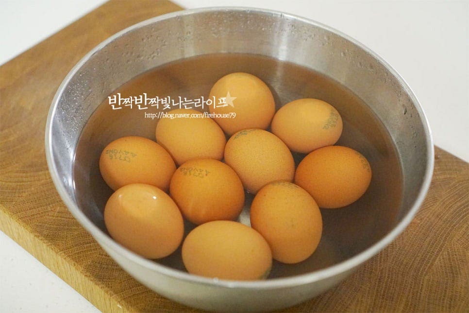 냉장고에 있던 달걀은 실온에 30분~1시간 정도 미리 꺼내두어 차가운 냉기를 빼줍니다. 차가운 상태로 바로 조리하게 되면 온도차로 인해 깨질 수 있어요. 껍질째 익혀주기 때문에 넉넉한 크기의 볼에 물을 붓고 식초 1 큰 술을 희석해 5분 정도 담갔다 헹구어줍니다.
