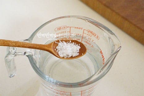 물 350~400ml 정도에 소금 1/2 큰 술을 넣고 저어서 모두 녹여줍니다.