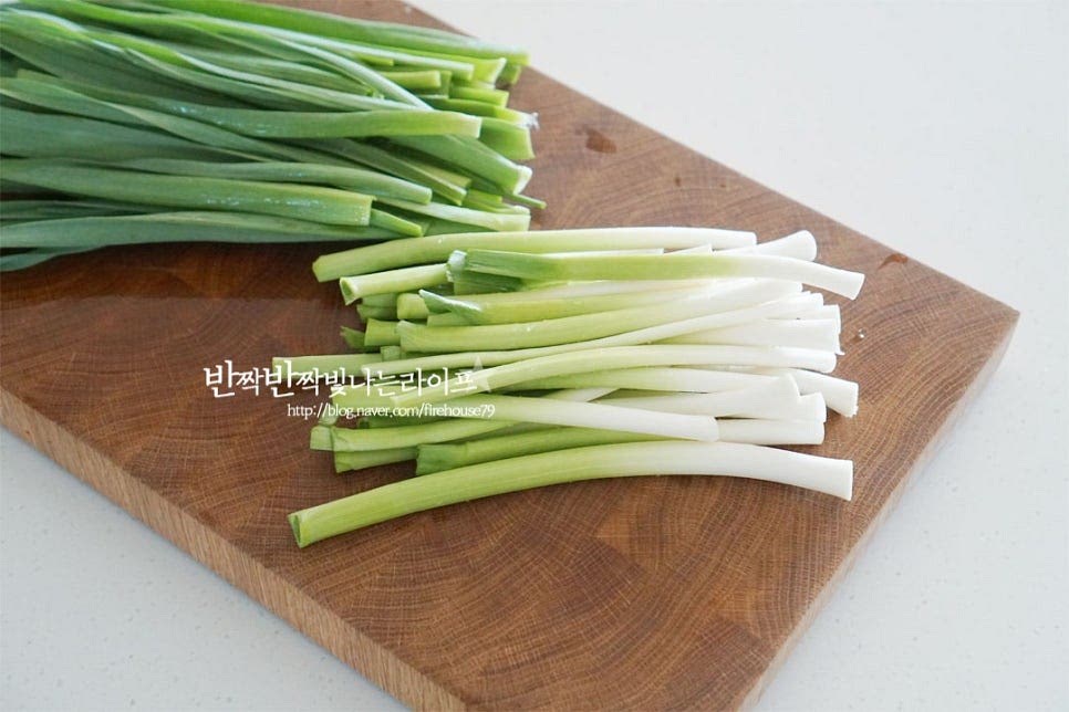 줄기와 잎 부분을 나누어 자릅니다. 본연의 알싸한 매운맛은 그대로 요리해도 되지만 매운 아린맛이 강하면 속이 쓰릴 수 있어 가볍게 데쳐서 무침을 만들어줄 것이에요. 입맛에 맞게 생으로 만들어도 좋습니다. 맛이 너무 싱거워지지 않도록 살짝만 데쳐줄 것이라 조금 두꺼운 줄기와 잎은 따로 잘라주었어요. 냄비에 재료가 잠길 정도로 물을 붓고 끓어오르면 소금 1 작은 술을 넣어줍니다. 마늘대를 먼저 넣고 데치다가 잎을 넣고 함께 데쳐줍니다. 오래 데치면 식감이 질겨지고 싱거워지니 30초 이내로 데친 뒤 찬물에 헹구어 물기를 꼭 짜줍니다. 데친 풋마늘은 한입에 먹기 좋게 4cm 내외로 잘라줍니다.