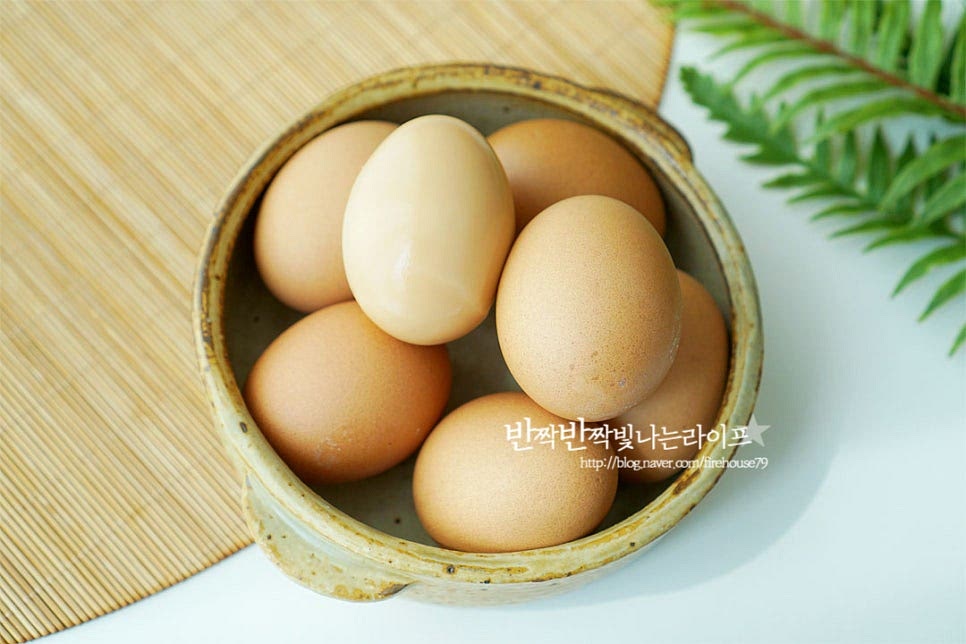 껍질을 벗겨보니 진한색으로 탱탱하면서도 쫀득하게 잘 구워졌습니다. 삶은 것과 다른 구수한 풍미를 맛볼 수 있어요. 흰자도 맛있지만 노른자 쫀득쫀득 먹을수록 구수하니 맛있죠. 한 번씩 만들어두면 아이들 간식으로도 좋고 가벼운 한 끼 식사로 먹기도 든든합니다. 뜨거운 열기가 식으면 냉장 보관해 두고 먹으면 된답니다. 온 가족이 좋아하는 맛과 영양 가득한 맛 집에서도 전기밥솥으로 간단하고 든든하게 만들어드세요. 끄읕 !