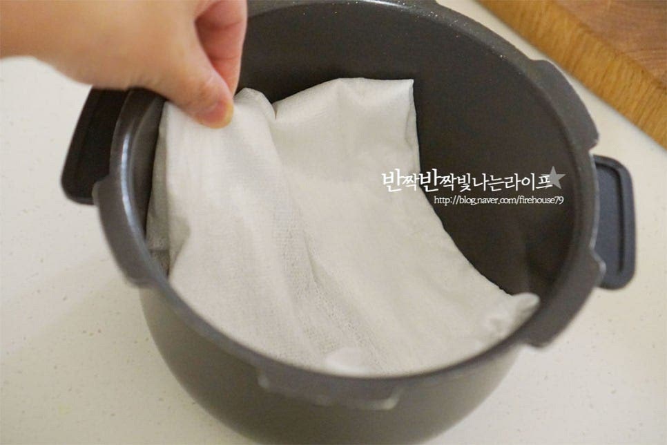 밥을 짓는 것이 아니기 때문에 내솥이 상하지 않도록 면포 또는 키친타월을 두툼하게 깔아줍니다. 아무래도 소금물로 만드는 것이라 요리용 밥솥이 있다면 활용하면 편합니다. 그 위로 달걀을 하나씩 넣어줍니다. 서로 부딪히면서 금이 가지 않도록 살짝 하나씩 담아주세요. 만들어둔 소금물을 부어줍니다. 약간 자작한 정도면 됩니다.