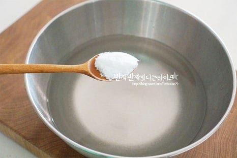 가리비 해감 가리비찜을 만드는 기본이 되는 손질법을 먼저 알려드리도록 할게요. 보통 산지직송이나 마트에서 구입하는 것은 어느 정도 손질이 되어있기 때문에 소금물에 담가 불순물을 제거하는 해감의 과정은 선택입니다. 저는 생략하고 쪄서 먹었는데 필요하다면 물 1L에 소금 2 큰 술 녹인 뒤 조개를 넣고 30분~1시간 어둡고 서늘한 곳에 두어 이물질을 뱉도록 해줍니다. 손질에서 중요한 것 중 하나가 겉의 물때를 제거하는 것인데요. 생각보다 껍질에 불순물이 많이 묻어나기 때문에 꼼꼼하게 세척해야 한답니다. 주방용솔로 박박 문질러 흐르는 물에 헹구어줍니다. 씻으면 붉은색이 선명하고 깔끔해져서 껍질째 찌거나 삶아서 먹음 됩니다.