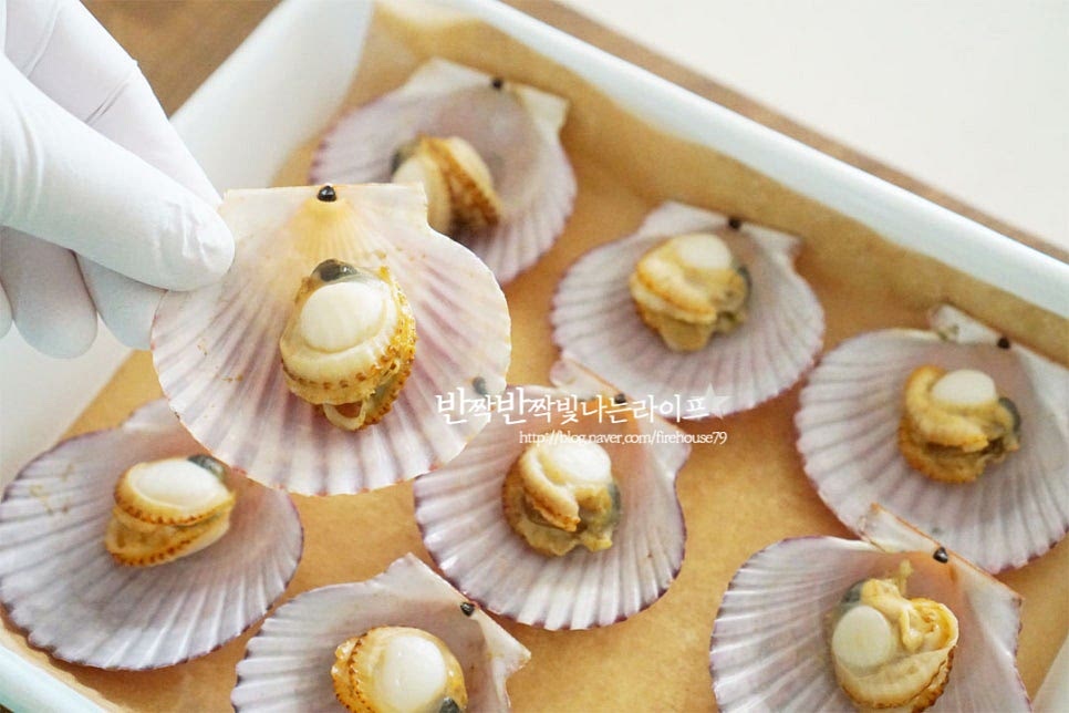 담백한 그대로 찜을 초고추장 곁들여 먹어도 좋지만 버터와 치즈를 올려 구워서 먹어도 별미인데요. 우리집은 반은 그대로, 반은 구이로 먹곤 해요. 구워서 먹을 것은 껍질을 한쪽은 분리해 떼어내어줍니다. 맛을 더해줄 레몬즙을 약간 뿌려줍니다. 간에 따라 소금, 후추 뿌려주셔도 좋아요. 버터 1/2 작은 술씩 올려줍니다. 버터의 고소함이 맛을 한층 더 살려준답니다. 잘게 썬 피망이나 양파, 옥수수콘을 곁들여주셔도 푸짐해요. 그 위로 모짜렐라를 올려줍니다. 녹아서 흘러내리기 때문에 가운데 쪽으로 올려주세요. 에어프라이어 또는 오븐에 넣고 200도 5~7분 구워줍니다. 노릇하고 먹음직스럽게 녹아 구워지면 치즈구이까지 완성입니다. 파슬리가루 약간 뿌려주면 더욱 먹음직스러워요. 뜨거울 때 바로 먹어보면 식감이 부드러우면서 탄력있게 탱탱하고, 먹을수록 감칠맛이 풍부하게 퍼지는 게 자꾸만 손이가는 맛이에요. 영상도 같이 담았어요. 홍가리비 찌는법은 해감 손질한 뒤 본연의 맛과 식감을 살려 찌는시간에 맞게 익혀주면 풍부한 감칠맛의 찜 요리로 먹을 수 있고, 고소함 더해 치즈를 올려 먹어도 맛있어요. 반반 만들어 먹음 푸짐하게 맛볼 수 있답니다. 가리비 찌는법 탱글탱글 담백하고 풍부한 제철의 맛을 더욱 맛있게 요리해드세요. 끄읕 !