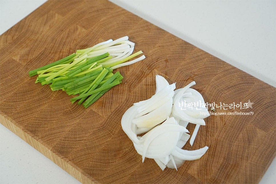 양파는 채를 썰고 쪽파도 길이를 맞추어 잘라줍니다. 달큰한 양파가 들어가면 맛이 잘 어울려요. 고구마줄기는 길이에 따라 8~10cm로 잘라줍니다.