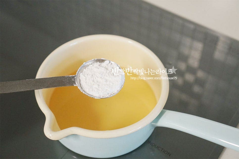 고구마줄기김치를 담그기 위해 찹쌀풀을 만들어줍니다. 찹쌀가루를 넣어주었는데 쌀가루도 좋으며 가루가 없다면 재료를 갈 때 찬밥을 2~3 큰 술 넣어도 좋습니다. 멸치 다시마 육수에 찹쌀가루를 풀어 중불로 눌어붙지 않게 저어가며 끓여줍니다. 걸쭉해지면서 기포가 올라오면 불을 끄고 열기를 식혀줍니다.