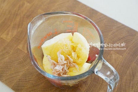 김치양념을 만들기 위해 먼저 몇 가지 재료를 곱게 갈아줍니다. 홍고추는 꼭지를 제거하고 4등분 하고, 사과는 껍질을 깎아 넣고, 새우젓 1/2 큰 술, 액젓 3 큰 술 다진 마늘 1½ 큰 술, 간생강 1/2 작은 술 매실액 2 큰 술, 양파 1/6개를 넣고 곱게 갈아줍니다. 고춧가루 4 큰 술 듬뿍, 식힌 찹쌀풀을 넣고 잘 섞어줍니다. 과일을 갈아 넣어주어 단맛 재료를 따로 추가하지 않았는데 간을 보고 액젓이나 설탕 약간 더해주셔도 됩니다. 다섯, 넉넉한 크기의 볼에 재료를 모두 담아줍니다. 만둘어둔 양념도 넣어주고요. 잘 어우러질 수 있도록 버무려줍니다. 혹시 부족한 간은 천일염 약간 더해주고 반나절 실온에서 숙성한 뒤 먹음 됩니다. 고구마순김치의 아삭하고 시원한 맛을 위해 끓는 물에 살짝 데친 뒤 질긴 껍질을 제거하여 부드럽고 매콤한 감칠맛을 살려 김치양념장에 버무려 완성하는 레시피로 간단하면서 색다른 반찬이랍니다. 영상도 같이 담았어요. 한 번에 많이 담아먹기보다 먹을 만큼 만들어 먹음 아삭하고 상큼한 맛을 제대로 즐길 수 있어요. 질기지 않게 데친 뒤 담그면 부드럽고 산뜻하게 맛볼 수 있답니다. 고구마줄기김치 담그는법 아삭하게 맛있는 별미로 즐겨보세요^^ 끄읕 !