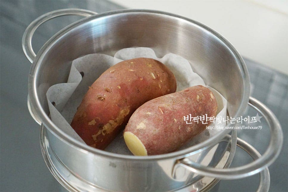 고구마는 깨끗하게 씻어준 뒤 양 끝을 잘라줍니다. 김이 오른 찜기에 넣고 25분 쪄줍니다. 크기에 따라 찌는 시간은 조절해 주세요. 25분 정도 찐 뒤 5분 뜸을 들여주면 속까지 포근하게 잘 익었어요. (구운 고구마로 만드셔도 당도가 높아 잘 어울립니다.) 익힌 고구마 남은 게 있다면 활용하시기 좋은 레시피에요. 껍질을 벗긴 뒤 으깨어줍니다. 간혹 심지가 많은 고구마는 제거하여 주셔야 부드럽게 드실 수 있어요.