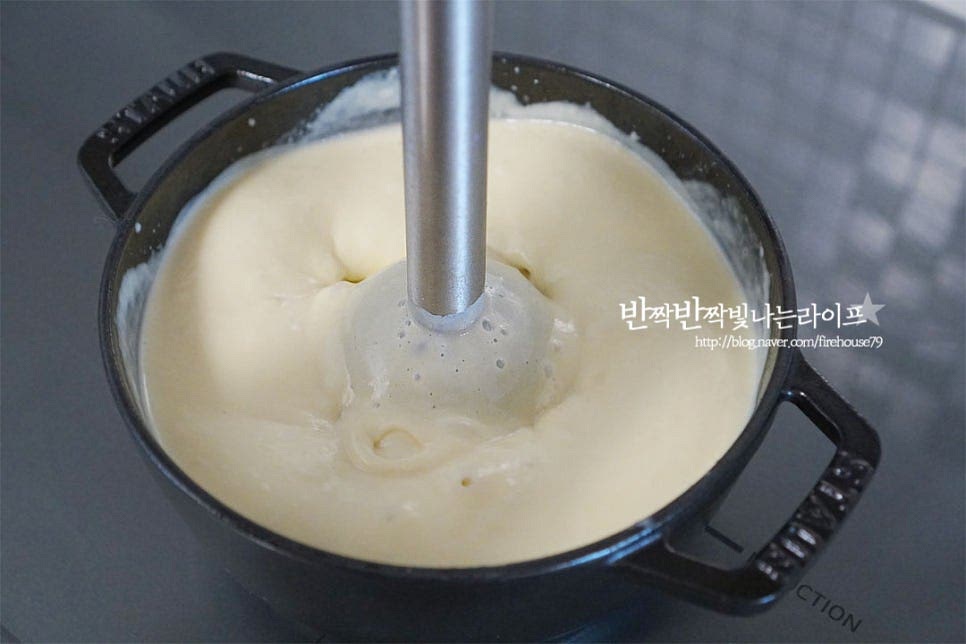 불을 끄고 블렌더로 곱게 갈아줍니다. 뜨거울 때는 튀어 오르기 쉬우니 조심하여 주세요. 다시 불을 켜고 끓여줍니다. 갈아주면 농도가 되직해지는데요. 이때 농도를 보고 우유를 추가하여 맞추어 주세요. 가볍게 저어가며 끓인 뒤 파르메산 치즈가루를 갈아서 넣어줍니다. 치즈의 풍미가 들어가면 고소함이 배가 되어요. 체다 슬라이스치즈 넣어도 좋아요. 소금 약간 더해 단맛 감칠맛을 살려 간을 한 뒤 농도가 맞추어지면 마무리해요. 가볍게 파슬리가루를 뿌려주면 훨씬 더 먹음직스러워요. 고구마 껍질 벗기기 전에 슬라이스하여두고 같이 플레이팅 해주었습니다. 영상도 같이 담았어요. 부드럽고 고소한 달콤함에 먹고 싶어지게 만드는 맛인데요. 찐고구마 요리로 간단하게 만들기 좋답니다. 고구마수프 만드는법 언제 먹어도 맛나요. 고구마스프 만들기 기분 좋은 달콤함을 즐겨보세요^^ 끄읕 !