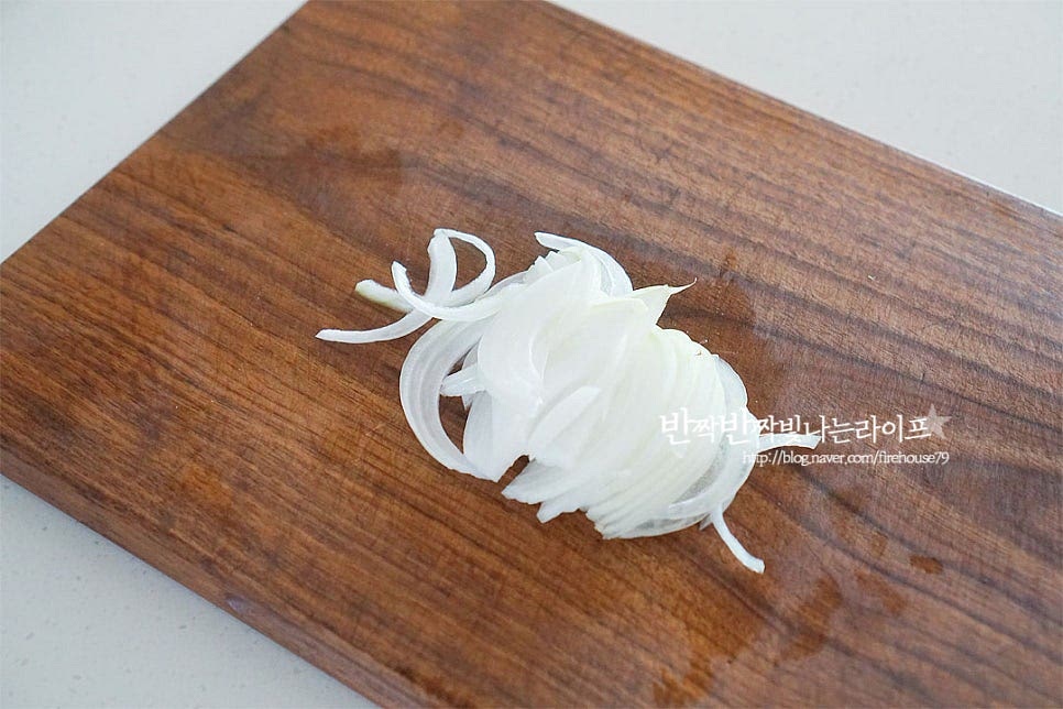 양파는 얇게 채를 썰어줍니다. 달군 냄비에 버터와 양파를 넣고 볶아줍니다. 양파로 달큰하면서 고소한 풍미를 살리기 위해 10~15분 정도 중약 불로 타지 않게 불 조절을 하여 갈색빛이 돌 정도로 볶아줍니다. 양파가 갈색빛이 되면 찐고구마를 넣고 가볍게 섞어줍니다. 생크림 200ml + 우유 200ml 넣어줍니다. 생크림이나 휘핑크림이 들어가면 조금 더 농도가 진해요.