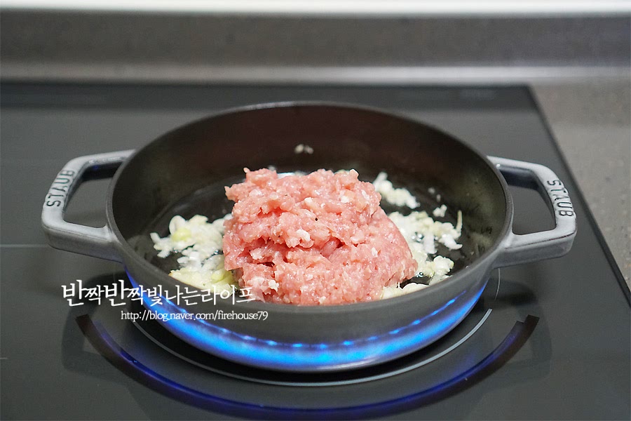 마늘과 대파향이 올라오면 밑간을 해둔 돼지고기를 넣고 볶아주세요. 고기 겉면이 익을 때 까지 볶아주면 됩니다.