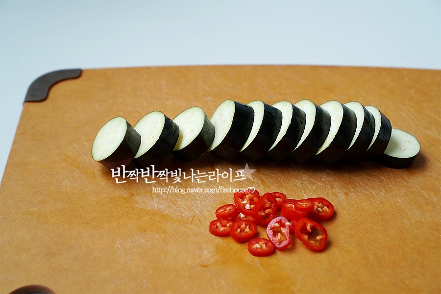 가지와 홍고추는 동그랗게 쏭쏭 썰어주시고, 대파 흰부분은 잘게 썰어 준비합니다. 가지 같은 경우 너무 얇게 썰어버리면 나중에 숨이 죽어 식감이 별로라 적당히 큼직하게 썰어 주세요.