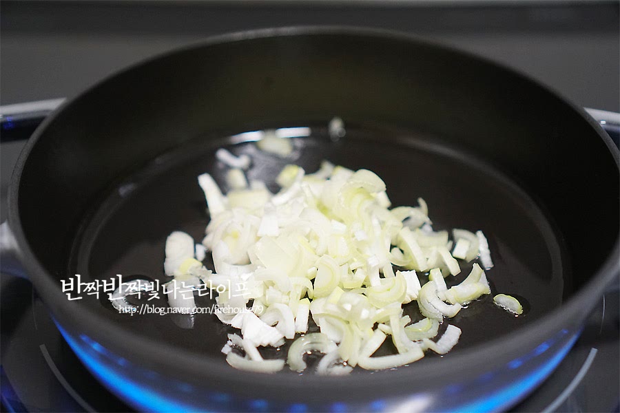 가지덮밥 재료손질이 끝나면 달궈진 팬에 기름을 두르고 다진 마늘과 대파를 넣고 볶아줍니다. 중불에서 재료의 향이 퍼지게 볶아주세요. 다진마늘과 대파 향이 베인 기름에 볶으면 훨씬 맛이 좋아요. 센불에서 조리하게되면 다진 재료들이 타기 쉬우니 중불에서 불조절을 해주어 은은하게 볶아줍니다.