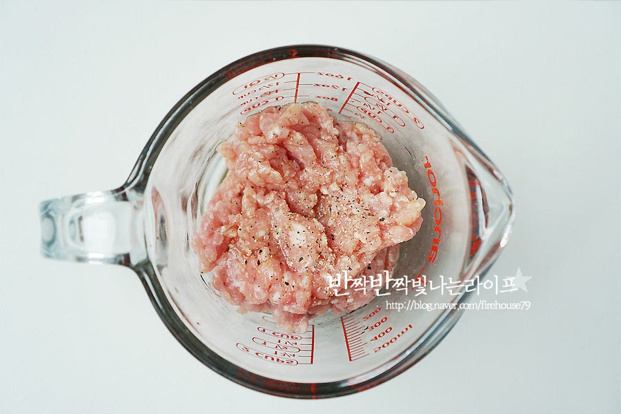 돼지고기가지덮밥을 만들기 위해 먼저 돼지고기 밑간을 해줍니다. 맛간장 한스푼, 생강술(청주) 한스푼 후추 톡톡, 조물조물해서 20분 정도 나두었어요. 맛간장은 염도가 낮은 편이라 일반 간장을 넣을 때는 양을 조금 줄여주시고, 대략 20분 정도 재워주었는데 밥을 짓고 재료를 손질하다보면 그 정도 시간이 흐르기 때문에 가장 먼저 고기를 밑간해두고 시작하면 되어요.