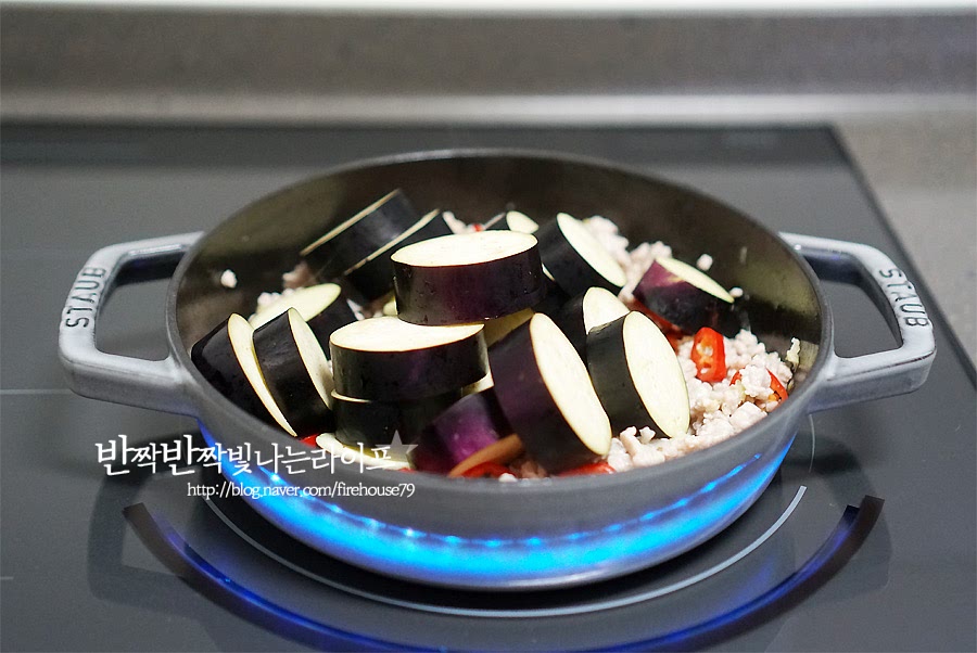 잘라놓은 가지와 홍고추를 넣고 함께 볶아줍니다. 볶다보면 자연스럽게 가지가 익어요.