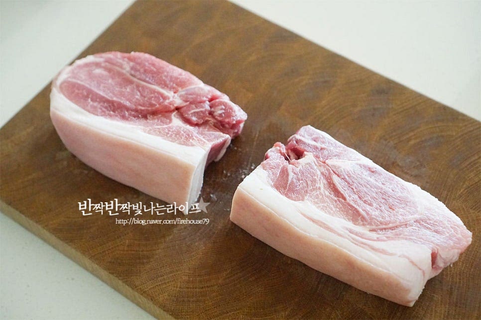 앞다리살은 냄비 크기에 따라 삶기 좋도록 반으로 잘라주었습니다. 신선한 고기라 가볍게 겉의 핏물을 제거했는데 냉동이나 바로 산 것이 아니라면 물에 담가 핏물을 제거해 주셔도 좋습니다. 된장 1 큰 술 듬뿍 떠서 표면에 전체적으로 골고루 발라줍니다. 따로 물을 넣지 않고 조리하는 무수분이기 때문에 물에 풀지않고 고기에 바로 된장을 발라 누린내도 잡아주고 간도 밸 수 있도록 해줍니다.