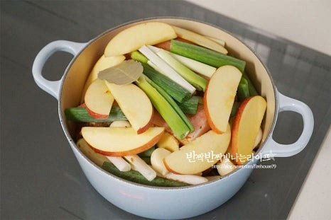 재료를 모두 넣은 냄비를 불 위에 올리고 뚜껑을 덮고 삶아줍니다. 센 불에서 삶으면 물이 나오기 전에 타기 쉬우니 약불에서 뚜껑을 덮고 삶아줍니다. 10분 정도 삶다 보면 끓어오르면서 수분이 생기기 시작했어요. 물에 잠기는 정도가 아니기 때문에 골고루 익을 수 있도록 중간에 뒤집어서 익혀주었습니다. 뚜껑을 덮고 50분 푹 삶아줍니다. 고기의 양에 따라 익히는 시간은 달라질 수 있습니다. 팔팔 끓는 소리가 나면 양파와 사과의 수분이 나와 고기가 잠길듯한 정도로 국물 자작해집니다. 끓기 시작해서 50분 삶은 뒤 5분 뜸을 들여 뚜껑을 열어보면 야들야들 촉촉하게 속까지 앞다리살수육맛있게삶는법 완성입니다. 고기를 바로 썰지 않고 5~10분 정도 뜸을 들인 뒤 먹으면 전체적으로 육즙이 촉촉하게 퍼지면서 더욱 맛있습니다. 익은 정도를 확인하고 싶다면 젓가락으로 찔러보았을 때 핏물이 나오지 않으면 잘 익은 것입니다.