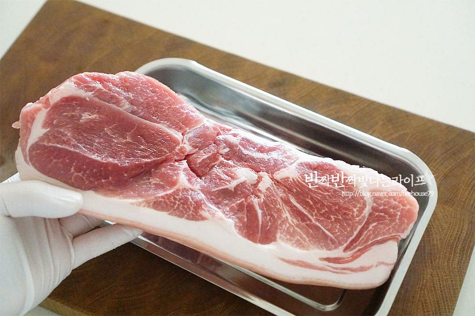 돼지 수육 고기 부위는 좋아하는 것으로 준비하면 되는데 오늘은 담백 고소한 앞다리살 800g을 준비했습니다. 껍질이 붙어있는 미박으로 준비하면 쫀득쫀득한 식감을 살려 맛볼 수 있어요.