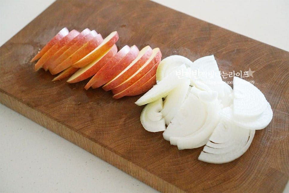 사과는 베이킹소다로 문질러 깨끗하게 씻은 뒤 가운데 씨부분을 제거하고 슬라이스해주고, 양파도 채를 썰어 준비합니다. 과일과 채소로 물없이 풍미를 더하고 은은한 단맛과 잡내를 잡아줍니다. 대파는 길게 반으로 자른 뒤 5~6cm 정도의 길이로 썰고 통마늘은 꼭지를 제거하고 생강은 편으로 썰어 준비합니다.