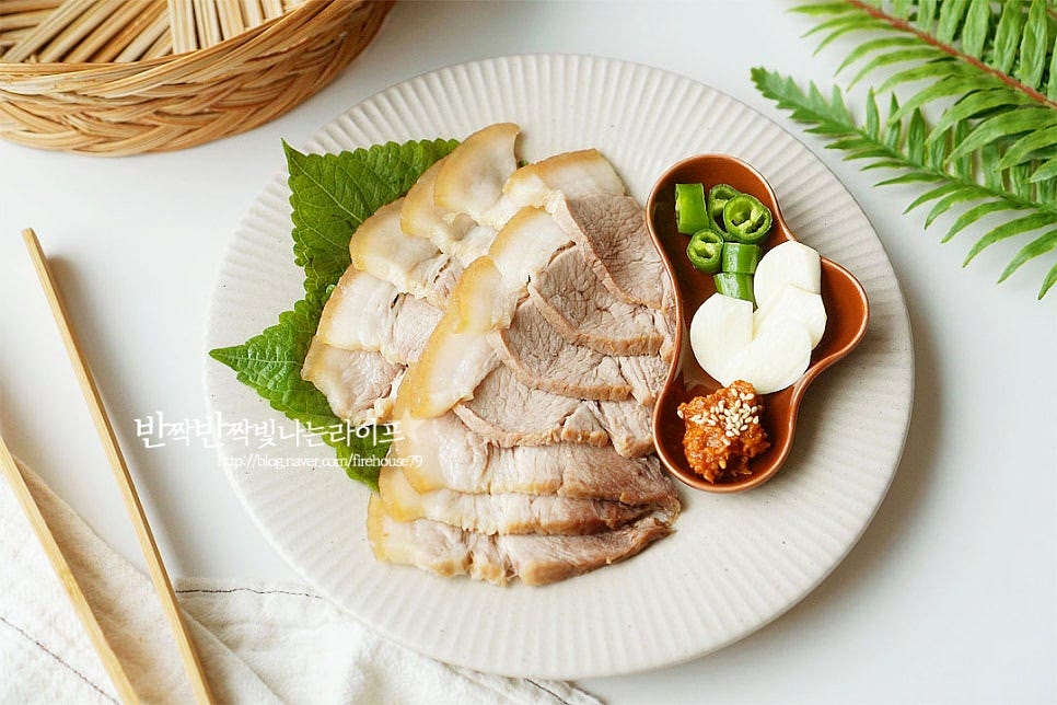 수육삶는법 맛있게 완성입니다. 무수분으로 조리해서 야들야들 촉촉하고 부드러우며 껍질부분은 쫀득하고 살코기는 담백 고소합니다. 입맛에 따라 쌈아채나 김치, 무생채, 소스를 곁들여 먹음 됩니다. 사과, 양파, 대파, 마늘 등의 과일과 채소와 된장을 넣고 만들어 재료에서 느껴지는 짭조름한 달큰함도 조화로워 그대로 고기한점 먹어봐도 맛있어요. 누린내는 잡고 본연의 풍미를 살려 더욱 맛있게 완성입니다. 앞다리살과 재료를 간단하게 준비한 뒤 삶는 시간에 맞게 삶아주면 되는 레시피로 간단하게 즐겨보세요. 끄읕 !