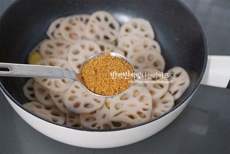 진간장 3 큰 술, 흑설탕 2 큰 술 맛술 2 큰 술을 넣어줍니다. 달콤 짭조름하게 간을 해주는데 입맛에 따라 설탕량을 조절하여 단맛과 짠맛을 조절해 주세요. 양념재료가 섞이도록 가볍게 볶아줍니다. 자박자박하게 잠길 정도로 물 250ml를 붓고 끓여줍니다. 센 불에서 5분 정도 끓이다가 끓어오르면 중불로 낮추어 졸여줍니다. 센불 5분, 중불 15~20분 정도 끓입니다. 중간중간 뒤적여가며 간이 골고루 어우러지도록 해줍니다.