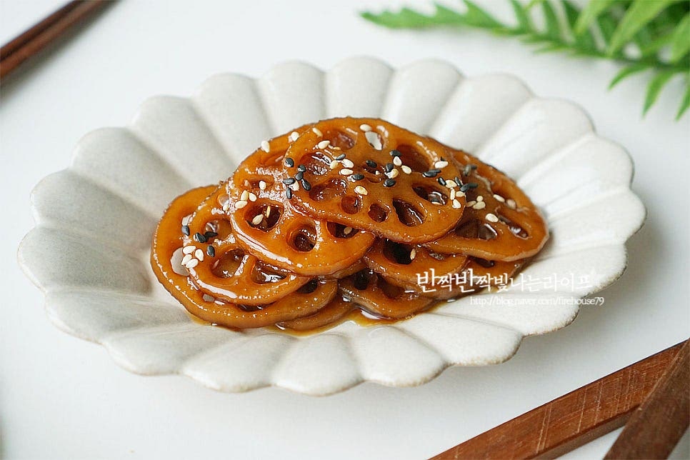 약간 투명 빛이 돌면서 윤기나게 완성입니다. 접시에 푸짐하게 담은 뒤 검은깨 약간 더했어요. 영상도 같이 담았어요. 달콤 짭조름한 간장 양념이 아삭 쫀득하게 어우러져 맛있게 완성이에요. 삶고 졸이는 시간은 조금 걸리지만 만들어두면 밑반찬으로 든든해요. 마지막에 조청을 넣고 수분을 날려주면 먹는 내내 쫀쫀하답니다. 맛있게 만들어드세요. 끄읕 !