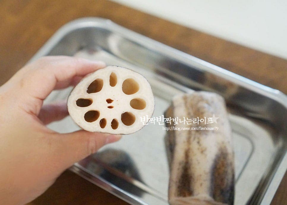 조림은 굵고 통통한 암연근으로 만들면 쫀득한 식감으로 만들 수 있습니다. 흙을 씻어낸 뒤 껍질을 벗겨줍니다. 껍질을 벗긴 뒤 일정한 두께로 썰어줍니다. 얇아도 부서지기 쉽고 두꺼워도 익히는데 시간이 오래 걸리고 쫀득하게 만들기 어려우니 5mm 내외로 일정하게 썰어주는 게 좋습니다. 적당히 얄팍한 두께가 아삭 쫀득합니다. 조려줄 것이라 갈변이 되어도 되지만 아린 맛을 빼주기 위해 볼에 물을 담아놓고 썰어서 바로 담가주세요.