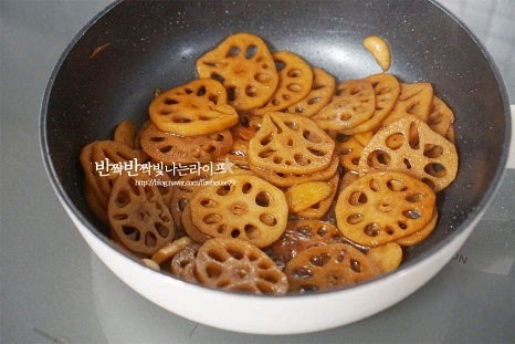 조림장이 2~3 큰 술 남으면 조청 3~4 큰 술을 넣어줍니다. 조청이나 물엿을 넣어서 수분을 날려 쫀득한 식감을 살려주는데요. 올리고당이나 알룰로스로는 식감을 낼 수 없습니다. 타지 않게 중간 센 불로 수분을 날려 볶습니다. 수분 없이 바싹 볶아야 식어서도 물이 나오지 않고 쫀득쫀득합니다. 마지막에는 눌어붙기 쉬우니 계속 저어가며 수분은 날리고 식감을 더해줍니다. 참기름과 통깨 약간 넣고 마무리해요.