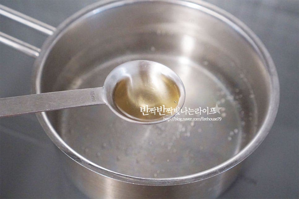 냄비에 재료가 잠길 정도로 물을 붓고 끓어오르면 식초 1 큰 술을 넣어줍니다. 식초를 넣고 데쳐서 아린 맛과 흙내를 잡아줍니다. 손질한 연근을 넣고 끓어오르면 중불로 낮추어 20~25분 삶아줍니다. 삶는 시간에 따라 아삭함과 쫀득함 식감을 낼 수 있는데요. 조금 더 아삭하게 만들고 싶다면 10분 정도, 쫀득하게 만들고 싶다면 25분 정도 삶아줍니다. 화력이나 양에 따라 시간을 조절하여 익은 정도를 체크하여 삶으면 됩니다. 삶은 뒤 흐르는 물에 헹구어 불순물을 제거하여 체에 밭쳐 물기를 털어줍니다.