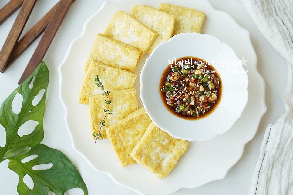 하나씩 집어먹기 좋게 담은 뒤 양념장을 곁들이면 완성입니다. 영상도 같이 담았어요. 바삭 고소한 두부구이는 밥반찬으로 맛있지만 출출할 때 먹기도 좋죠. 들기름으로 부침을 만들 땐 식용유를 약간 섞어 구워주면 타지 않고 노릇하게 요리할 수 있어요. 들기름에 고소하게 구운 두부부침에 양념장을 얹어 먹으면 맛이 없을 수가 없죠. 담백하면서 먹을수록 구수해요. 맛있는 두부반찬 만들어드세요. 끄읕 !