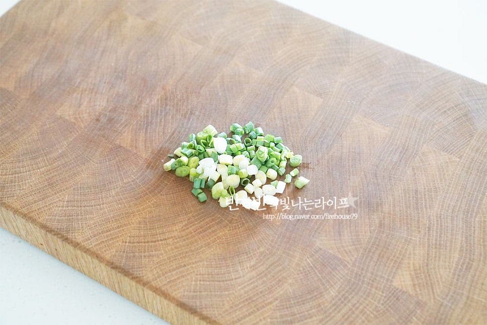 담백 고소한 맛에 감칠맛을 더해주는 짭조름한 간장 양념장을 만들어요. 먼저 쪽파는 잘게 송송 썰어줍니다. 입맛에 따라 채소를 넣어주세요. 넉넉한 크기의 볼에 양조간장 3 큰 술, 국간장 1 큰 술 고춧가루 2/3 큰 술, 간 마늘 1/2 큰 술 참기름 1 큰 술, 올리고당 약간 통깨 약간 넣어줍니다. 국간장을 섞어 넣으면 감칠맛이 깊고 고춧가루나 고추와 같이 매운맛은 입맛에 맞게 조절해 주고 약간의 올리고당을 넣으면 간장의 군내를 잡아주고 단맛 감칠맛을 올려줍니다. 재료가 어우러지도록 섞어줍니다. 저는 채소를 넉넉하게 넣어 먹는 걸 좋아해서 쪽파를 넉넉하게 넣었습니다.