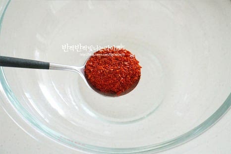 넉넉한 크기의 볼에 양념재료를 섞어줍니다. 고춧가루 4 큰 술, 액젓 2 큰 술 새우젓 1 큰 술, 간 마늘 1 큰 술 매실액 2 큰 술, 간생강 1/3 큰 술을 넣어줍니다. 새우젓은 건더기만 건져 잘게 다져주었고 액젓은 꽃게액젓을 넣었습니다. 과일을 갈아 넣거나 풀을 넣지 않아도 간단하게 만들 수 있는 레시피라 어렵지 않습니다. 재료가 어우러지도록 섞어주는데요. 간에 따라 짠맛, 단맛은 조절해 주세요.