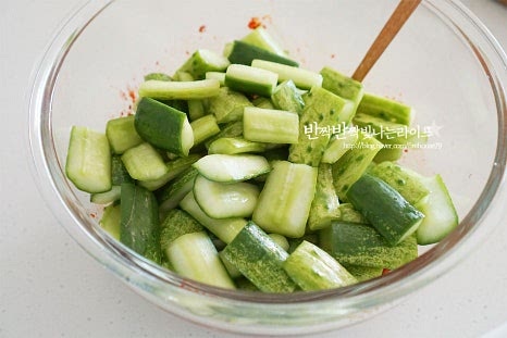 절인 오이부터 넣고 버무려줍니다. 양파와 부추도 함께 넣고 버무려줍니다. 살짝 어우러지도록 버무려주셔야 부추의 풋내가 나지 않게 완성할 수 있어요.
