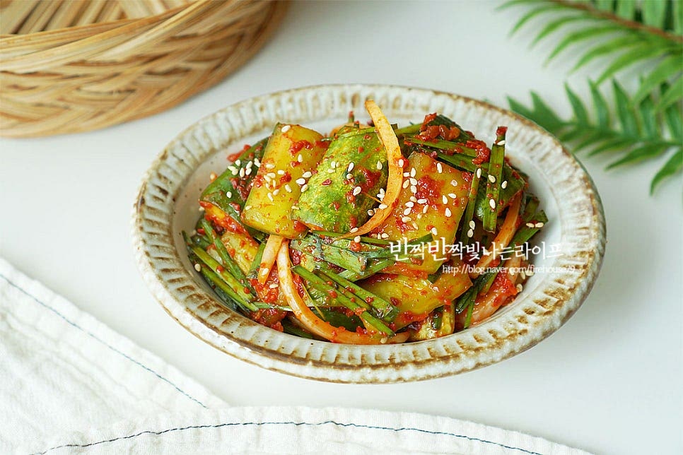 완성한 뒤 김치통에 담아 냉장 보관해 줍니다. 바로 버무려 먹어도 맛있지만 실온에서 반나절 정도 숙성한 뒤 냉장고에 넣고 차갑게 먹으면 시원하게 맛있어요. 영상도 같이 담았어요. 간단한 양념재료로 만들 수 있는 오이김치 만드는 법으로 따로 풀을 쑤지않고 소금과 물엿으로 오이를 30분 절이고 부추와 고춧가루, 액젓 양념에 버무려 완성한답니다. 한입에 먹기 좋은 크기로 만들어 시원하고 아작아작 맛있게 만들어드세요. 끄읕 !