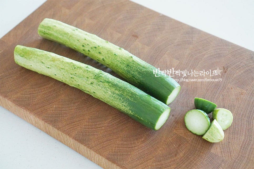 세척 후 물기를 제거한 뒤 쓴맛이 나는 양 끝 부분을 잘라내어 줍니다. 그리고 길게 4등분 한 뒤 씨와 속은 제거해 주었습니다. 그대로 요리해도 되지만 씨를 제거한 뒤 요리하면 식감도 아삭하고 깔끔하게 맛볼 수 있어요. 길이에 따라 한입에 먹기 좋게 깍둑 썰어주세요.