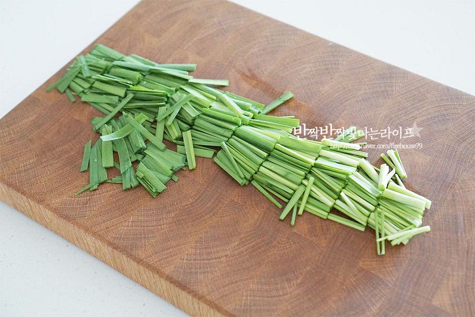 부추는 사이사이 깨끗하게 세척한 뒤 3cm 정도 길이로 썰어줍니다. 오이와 크기를 맞추어 잘라주면 되며 풋내가 나지 않게 살살 손질해 주세요. 달달한 햇양파는 채 썰어줍니다.