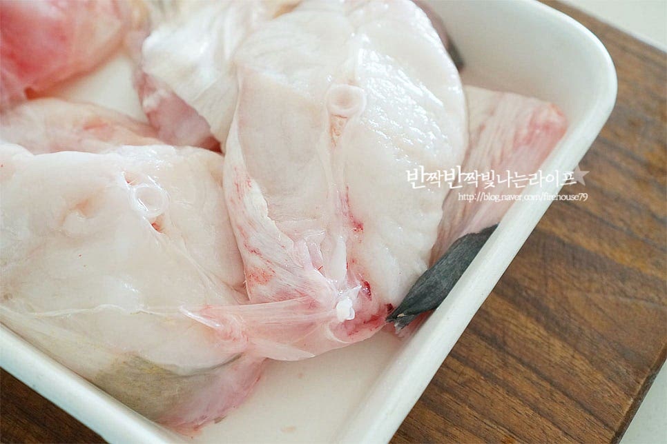 예전에는 생선이 너무 못생겨서 버렸다는 말이 있을 정도로 겉으로 보면 뛰어난 외모(?)는 아니지만 부드럽고 담백한 살이 은근 별미인 생선인데요. 동지 전후 한 달이 가장 맛이 좋다고 하니 지금 제철의 맛을 느낄 수 있는 시기입니다. 마트나 시장에 가면 탕을 끓이기 좋게 손질해 주기 때문에 가볍게 흐르는 물에 헹구어 준비했습니다. 시원한 국물 맛을 내는 콩나물과 무를 준비해요. 무는 나박하게 썰어주고, 콩나물은 다듬어 씻어 줍니다. 대파와 미나리는 큼직하게 썰고, 고추는 송송 썰어주어요. 고추는 기호에 따라 준비해 줍니다.