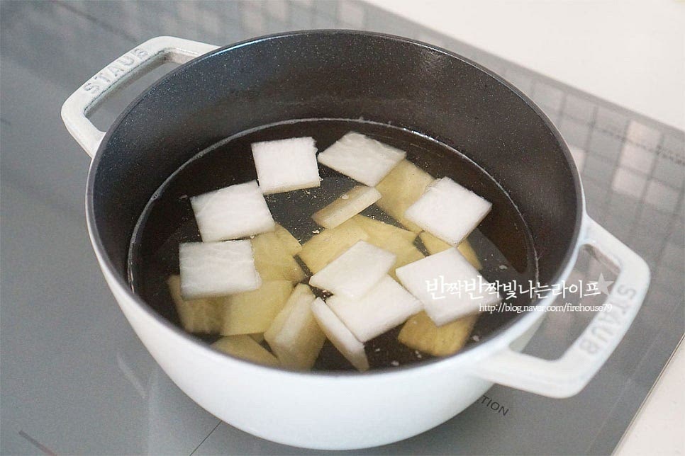 육수에 무를 넣고 먼저 끓여줍니다. 바글바글 끓기 시작하면 참치액 1 큰 술, 국간장 2/3큰술 넣어줍니다. 무가 반 이상 익으면 바글바글 끓는 상태로 물메기를 넣어줍니다. 비린 맛을 잡아줄 다진 마늘 1 큰 술, 생강술(청주) 1 큰 술 넣어줍니다. 생선 살이 하얗게 익으면 콩나물을 넣어줍니다. 뚜껑을 연채로 바글바글~ 콩나물이 비리지 않게 한소끔 끓여요. 간을 보고 부족한 간은 소금으로 맞추어 줍니다. 소금으로 간을 하면 국물의 깔끔한 맛을 살려주어요. 콩나물이 익으면 미나리, 대파, 고추를 넣고 마무리해요. 한번 파르르 끓여 마무리해요. 너무 오래 끓으면 살이 풀어져 버리므로 재료가 모두 익으면 마무리해요. 시원 깔끔한 국물은 먹어보면 개운함이 있어 속이 절로 풀리는 맛인데요. 신랑은 특유의 보드라운 생선 살보다는 생선 지리탕 국물 맛이 정말 맛있다고 한 그릇 뚝딱했어요. 생선살은 부드럽고 담백하여 아이가 먹기도 정말 좋고요. 영상도 같이 담았어요. 겨울에 먹어야 제대로인 별미 생선살과 함께 국물 맛이 정말 끝내준답니다~ 물메기탕 끓이는법 맛있게 만들어 드세요^^ 끄읕 !