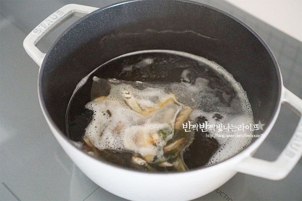 냄비에 물 800ml 정도 붓고 멸치 다시마 육수 팩을 넣어 육수를 우려줍니다. 15분 정도 우려준 뒤 다시 팩은 건져내어 줍니다.