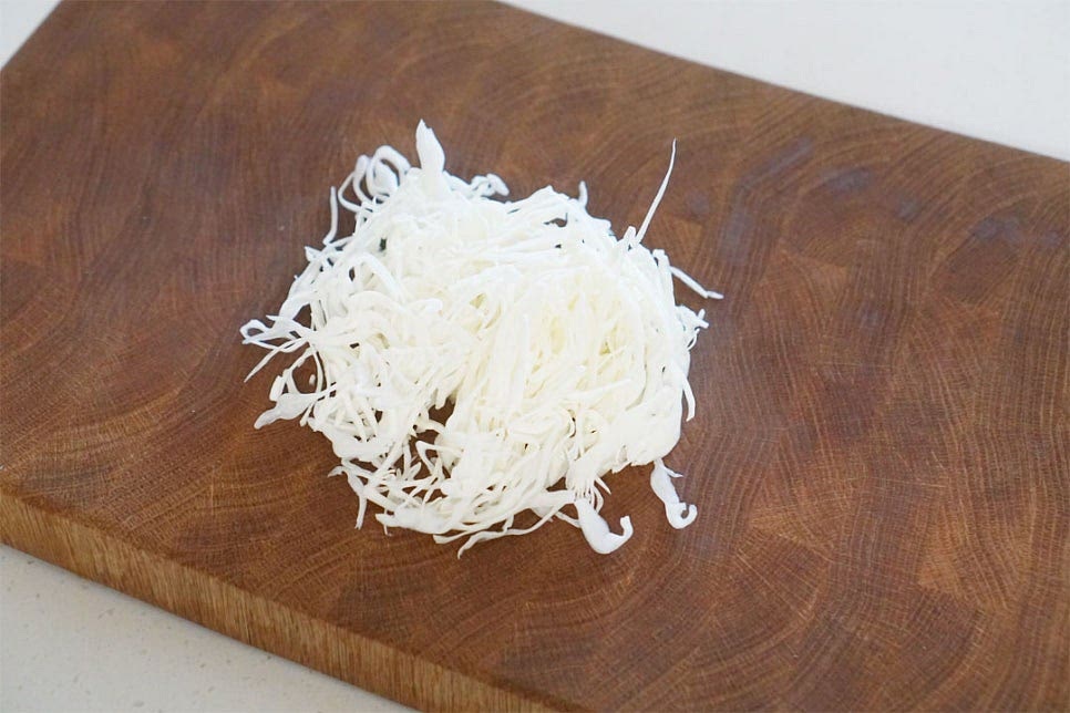 사라다빵에 기본으로 들어가는 재료로 양배추와 당근, 오이를 준비했습니다. 추억이 떠오르는 옛날 스타일로 맛을 내어보았습니다. 먼저 양배추는 식초물에 담아 세척 후 물기를 제거한 뒤 곱게 채를 썰어줍니다. 오이와 당근은 얇은 두께로 어슷하게 썰어줍니다. 단단한 당근은 먹기좋게 조금 더 얇게 슬라이스했습니다.