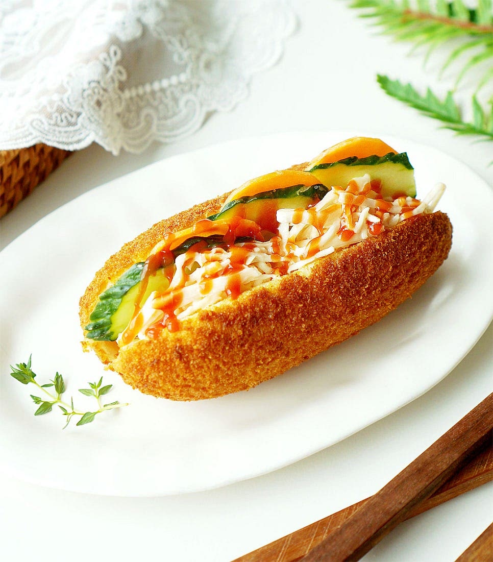 옛날 동네 빵집에서 사먹던 추억의 맛 사라다빵을 핫도그로 집에서 간단하게 만들었습니다. 겉의 바삭한 식감 사이로 아삭아삭한 양배추와 당근, 오이의 식감, 케요네즈의 고소하고 상큼함이 소시지와 맛있게 어우러져 든든한 아이들 간식으로 먹기도 좋답니다. 간단한 레시피로 맛있게 만들어드세요. 끄읕 !