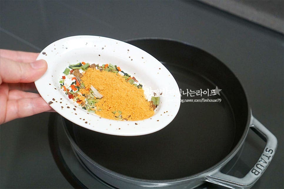 냄비에 물 1½ 컵을 넣고 분말스프 1/2개, 건더기스프 1개를 넣어줍니다. 물의 양은 봉지에 적힌 양의 반 정도를 넣어주면 되는데 앞서 말한 대로 추가 재료에 따라 가감하여 넣어주시면 된답니다~ 황설탕 1 큰 술, 고추장 1 큰 술 넣어줍니다. 저는 떡과 어묵을 더 넣어줄 것이라 1/2 큰 술 정도 넉넉히 넣어주었어요. 단맛은 입맛에 맞게 가감해 주고요. 양념재료를 잘 풀어줍니다. 바글바글 끓는 타이밍에 면을 넣고 끓여줍니다. 면이 풀어지면 떡과 어묵을 넣어줍니다. 재료가 익으면 대파를 넣고 마무리해요. 라면볶이 정말 간단하죠~ 기본적으로 스프가 들어가니 실패하기 어려운 조합이기도 하고 기본 비율에 재료 양에 따라 가감하여 주면 맛있게 만들 수 있답니다^^ 빠지면 섭섭한 삶은 계란도 곁들여 뜨거울 때 바로 먹음 딱이에요. 면발이 호로록호로록 감기는 게 간단하지만 특별한 라면요리 랍니다. 영상도 같이 담았어요. 매콤한 양념과 어우러지는 재료 맛이 맛깔나답니다. 맛보장 스프에 더해진 고추장과 설탕의 달짝한 조합 알 것 같으면서도 먹어보면 입에 착착 감기는 그런 맛이에요. 백종원 라볶이 레시피 취향껏 다양하게 곁들이면 더 푸짐하고 라면 끓이는 것만큼이나 초간단 요리랍니다. 한 끼 식사나 간식, 간단한야식으로 맛있게 만들어 드세요^^ 끄읕 !